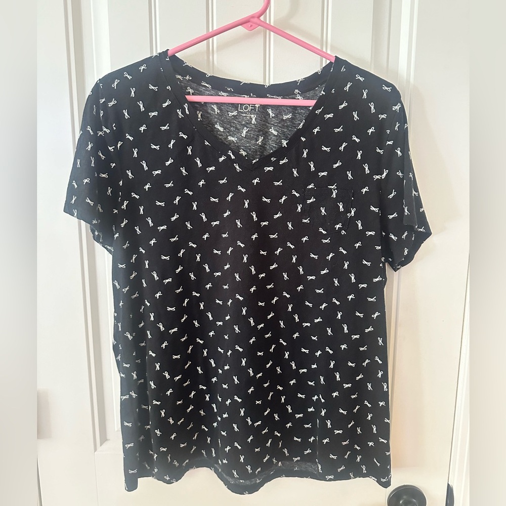 🎄Ann Taylor Loft Black Bow Print T-Shirt